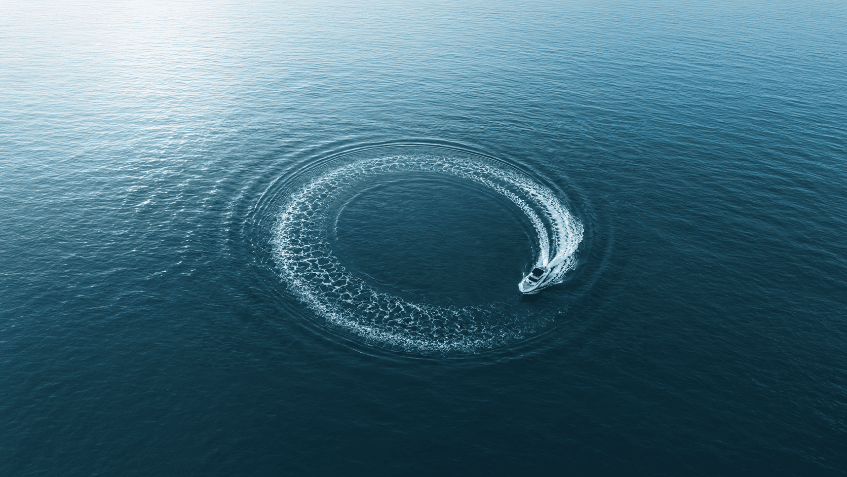 Speedboat fährt einen Kreis
